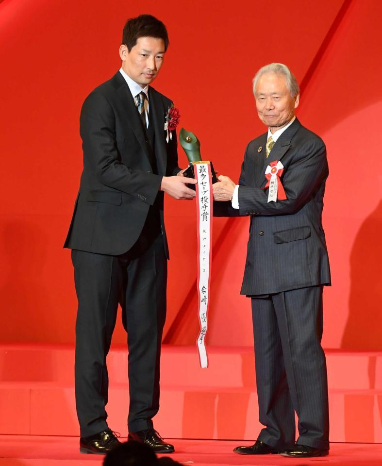 　最多セーブ投手賞に選ばれた岩崎