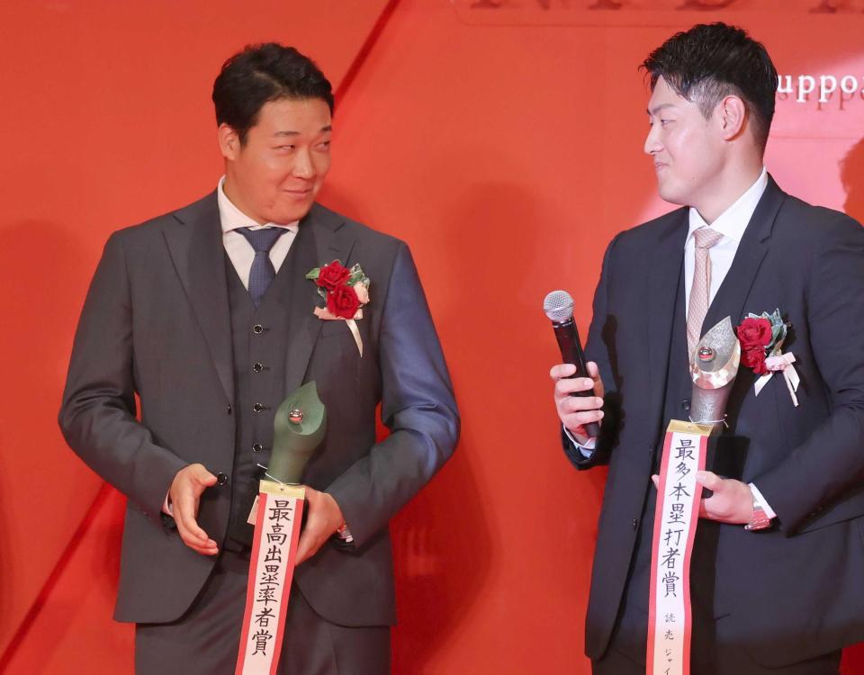 　壇上で巨人・岡本和（右）と見つめ合う大山