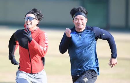 　ダッシュで高寺（左）と競り合う森下（撮影・中田匡峻）