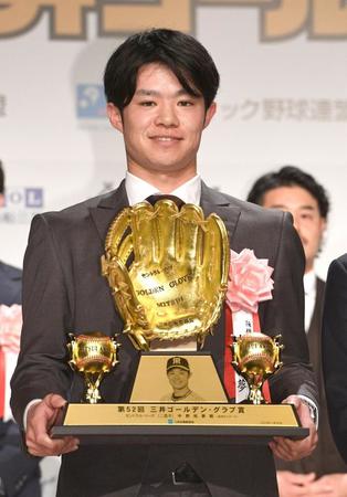 阪神・中野がゴールデン・グラブ初受賞「コンバート１年目でいただけるとは」　１０年連続広島・菊池の牙城崩し「自信になる」