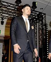 　祝賀会会場へ入場する佐藤輝（撮影・中田匡峻）