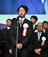 　あいさつをする近本（撮影・中田匡峻）