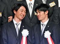 　あいさつを終え中野（右）と言葉を交わす近本