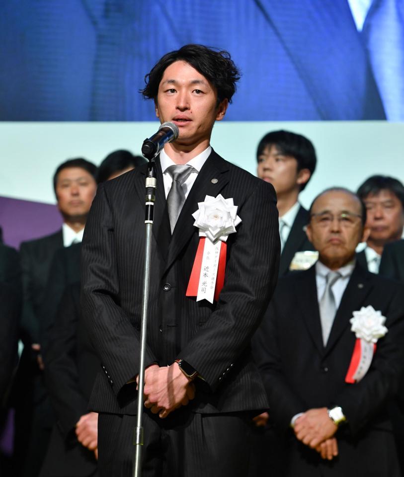 　あいさつをする近本（撮影・中田匡峻）