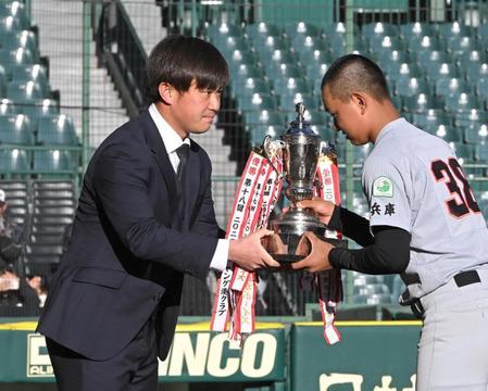 阪神・桐敷がタイガース杯の表彰式に出席　中学球児へエール「素晴らしい甲子園で野球できることは財産」