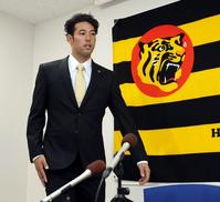 　契約更改を終え会見の席に着く加治屋（撮影・山口登）