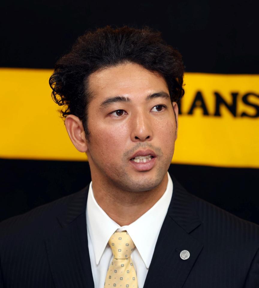 　契約更改を終え会見する加治屋（撮影・山口登）