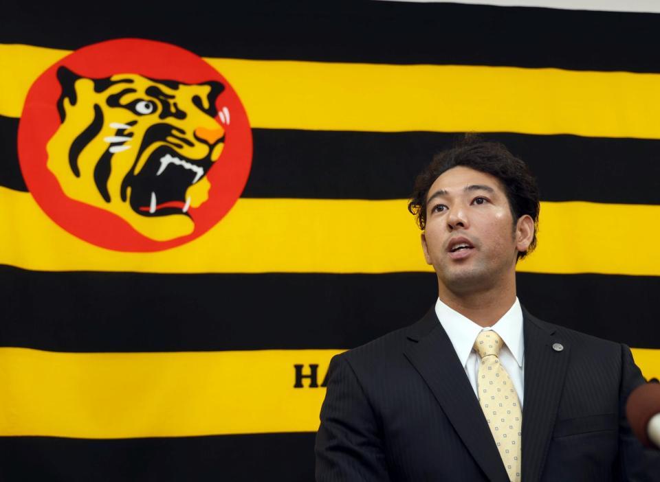 　契約更改を終え会見する加治屋（撮影・山口登）