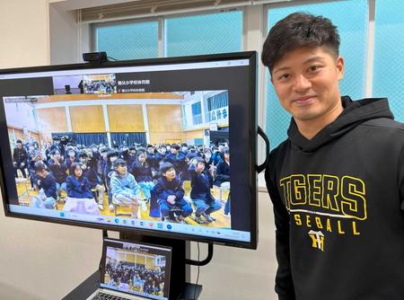 　「養父小学校１５０周年記念式典講演会」で子どもたちとオンライン交流した坂本（球団提供）