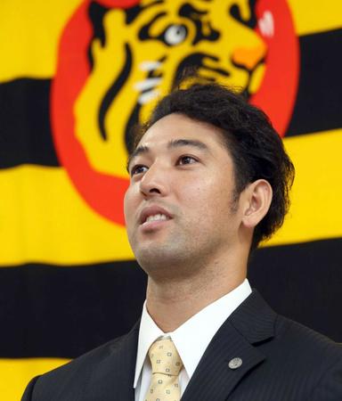 　契約更改を終え、会見する加治屋（撮影・山口登）