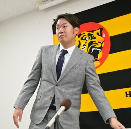 　契約更改後の会見を終えて席を立つ西勇（撮影・立川洋一郎）