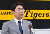 　契約更改を終えて会見する西勇（撮影・立川洋一郎）