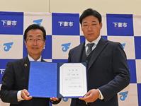 　菊池博市長から観光大使委託書を手渡される大山（右）＝撮影・三好信也