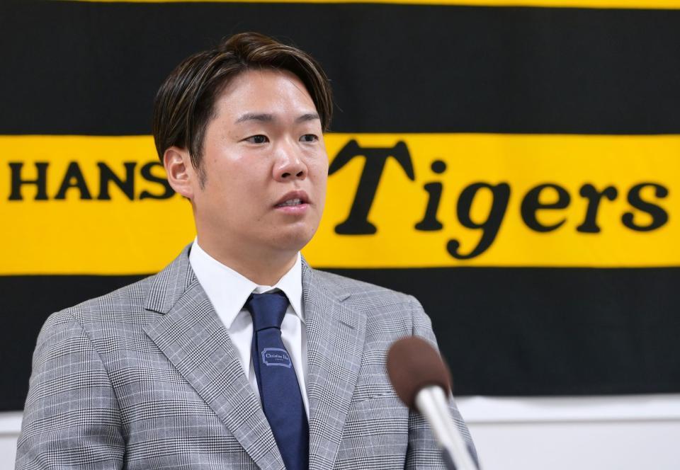 　契約更改を終えて会見する西勇（撮影・立川洋一郎）