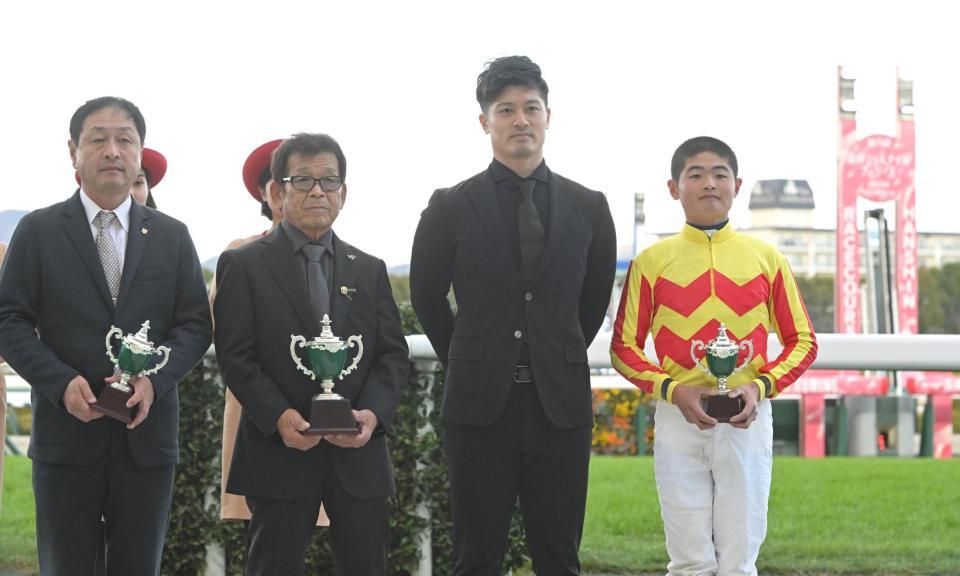 　ギャラクシーＳを制したマルモリスペシャルの関係者と記念写真に納まる坂本（右から２人目）＝撮影・高部洋祐