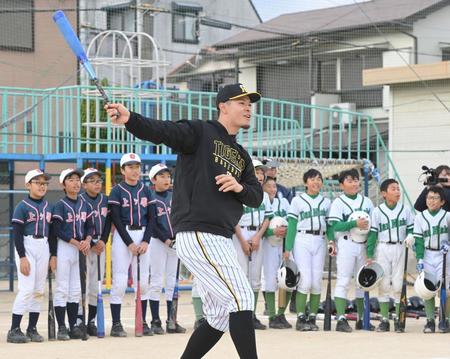 　球児らの前で豪華なロングティーを披露する佐藤輝（撮影・高部洋祐）