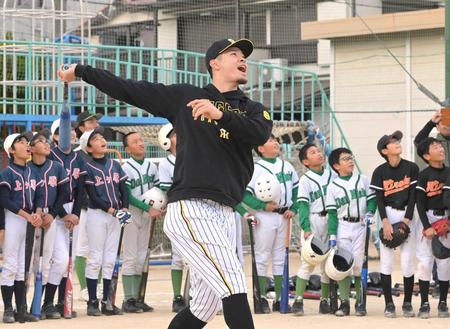 阪神・佐藤輝の約束　アレンパ＆球団記録の甲子園２１発 子供たちに「もっと見せたい」母校で野球教室