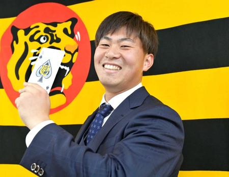 　契約を更改した“スペードのエース”。さらなる飛躍を誓い笑顔を見せる桐敷（撮影・立川洋一郎）