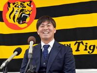 　契約更改後の会見で笑顔を見せる桐敷（撮影・立川洋一郎）