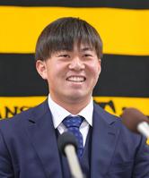 　契約を更改し会見に臨む桐敷（撮影・立川洋一郎）