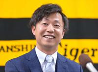 　契約を更改し会見で笑顔を見せる島本