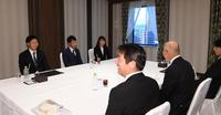 　仮契約に臨むドラフト６位の大経大・津田淳哉（左端奥）＝撮影・中田匡峻
