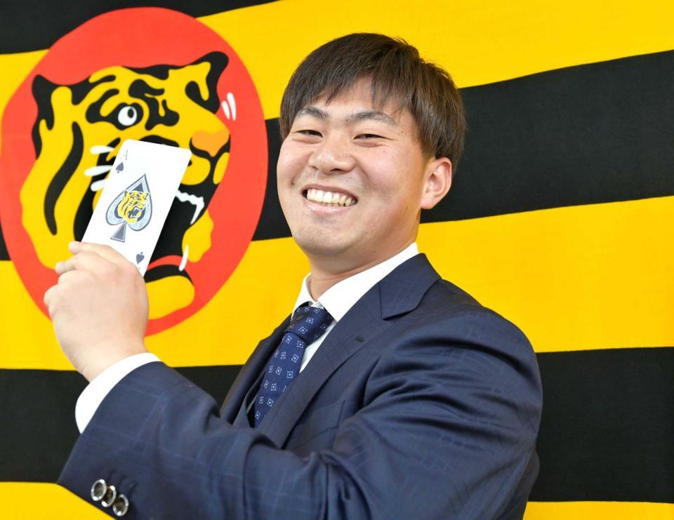 　契約を更改した“スペードのエース”。さらなる飛躍を誓い笑顔を見せる桐敷（撮影・立川洋一郎）