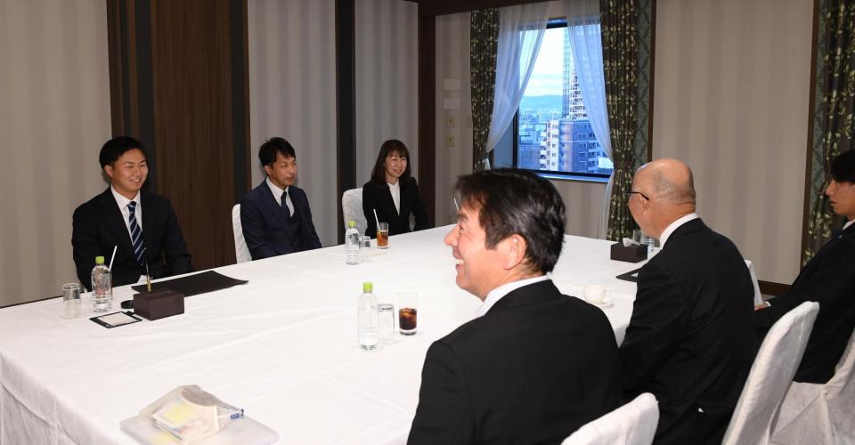 　仮契約に臨むドラフト６位の大経大・津田淳哉（左端奥）＝撮影・中田匡峻