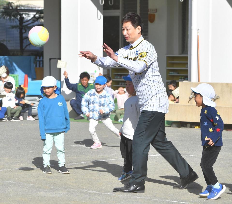 園児たちとソフトドッジボールを楽しむ岩崎（中央）＝撮影・西岡正