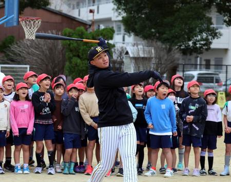 　子どもたちにバッティングを披露する森下（撮影・山口登）