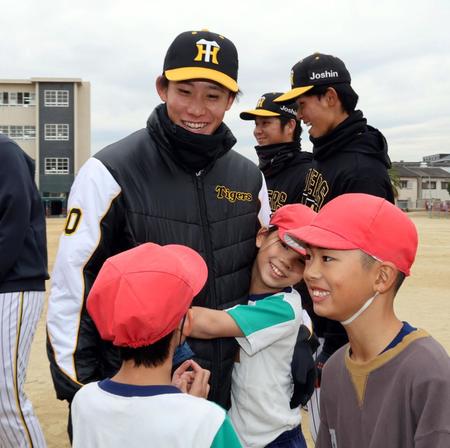 　子どもたちと交流し笑顔を見せる富田（撮影・山口登）