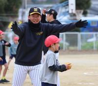 　子どもたちとゲームを楽しむ門別（撮影・山口登）