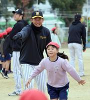 　子どもたちと交流し笑顔を見せる門別（撮影・山口登）