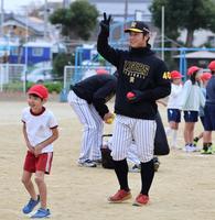 　子どもたちとゲームを楽しむ井坪（撮影・山口登）