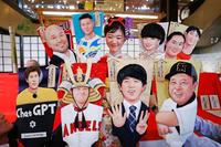 　今年話題となった人物を描いた「変わり羽子板」。（前列右から左へ）阪神の岡田彰布監督、将棋の藤井聡太八冠、米大リーグで日本選手初の本塁打王となった大谷翔平選手ら９人が選ばれた