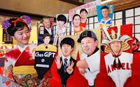 　今年話題となった人物を描いた「変わり羽子板」。阪神の岡田彰布監督（前列右から２番目）や、将棋の藤井聡太八冠（同３番目）ら９人が選ばれた