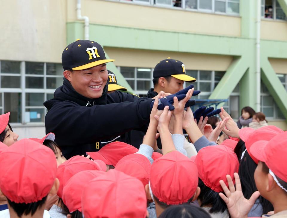 　子どもたちとタッチする森下（撮影・山口登）