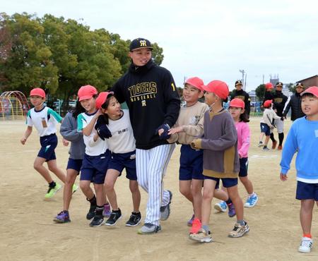 　子どもたちに囲まれ笑顔を見せる森下（撮影・山口登）
