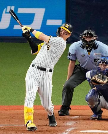 　病に向き合う子どもたちを本塁打で応援する佐藤輝