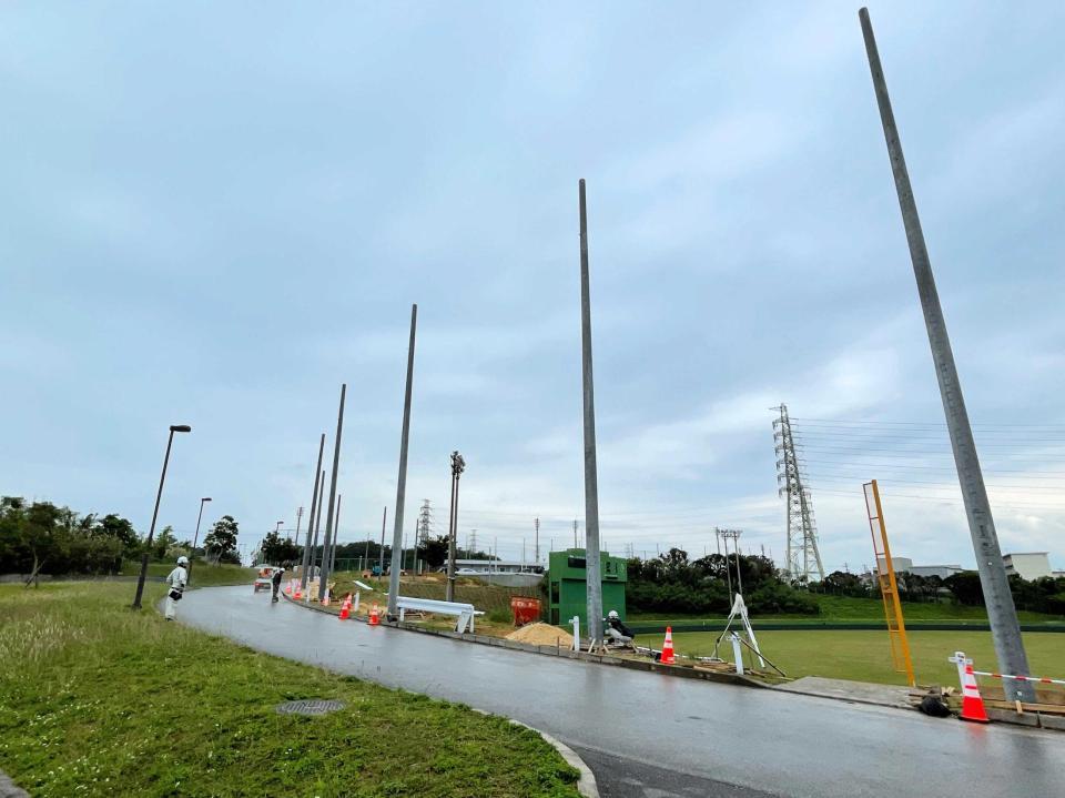 　防球ネット張り替えの準備も行われている具志川野球場