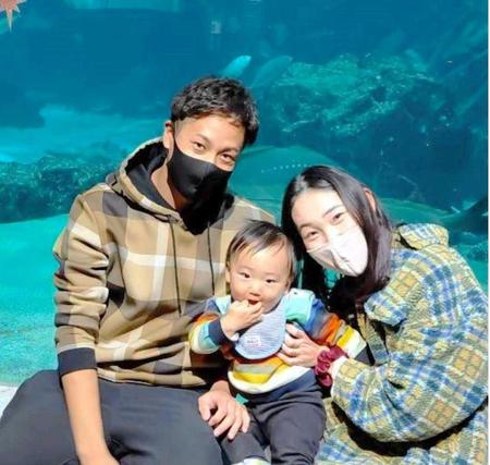 　水族館で記念撮影する大竹（左）と姉・沙季さん親子