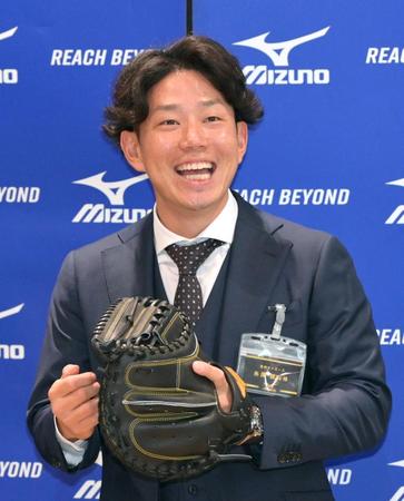 　キャッチャーミットを手にして笑顔を見せる糸原（撮影・立川洋一郎）