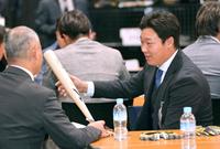　バット担当者と話をする大山（撮影・立川洋一郎）