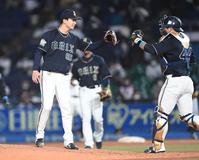 　ロッテ・田村を投ゴロに仕留め頓宮（右）とタッチを交わすオリックス・漆原＝２１年４月撮影