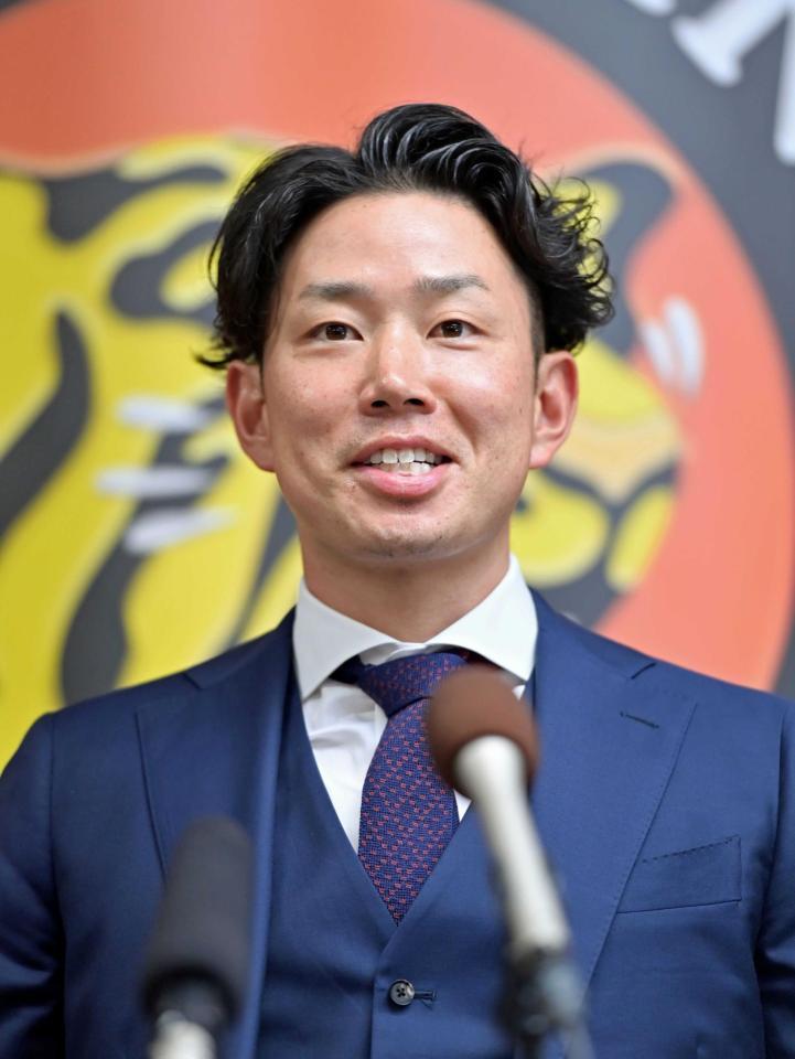 　契約更改を終えて会見する糸原