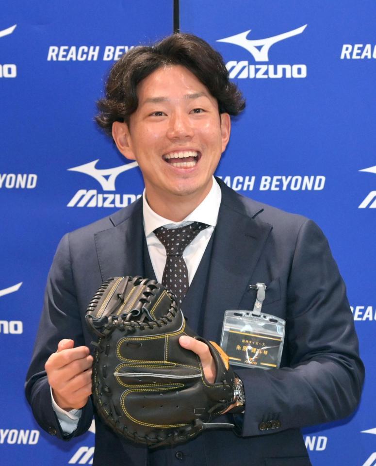 　キャッチャーミットを手にして笑顔を見せる糸原（撮影・立川洋一郎）