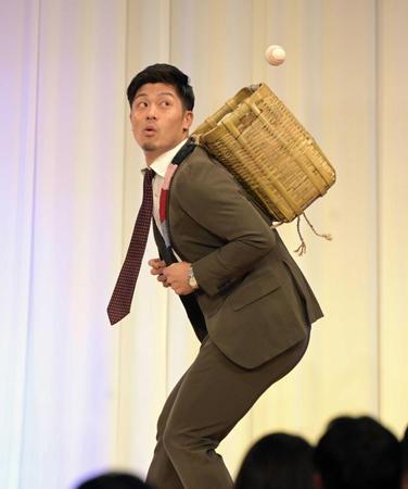 　玉入れに苦戦する坂本