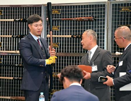 　バット担当者と話す佐藤輝（左）＝撮影・立川洋一郎