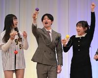 　ファンと一緒にけん玉をする中野（撮影・金田祐二）