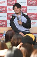 　トークショーで会場をわかせる伊藤将（撮影・高部洋祐）